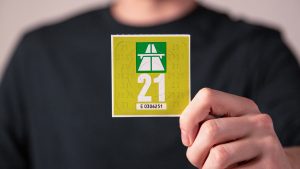 los nuevos peajes en autovías y autopistas a partir de 2023 llevaremos una pegatina y pagaremos por kilómetro